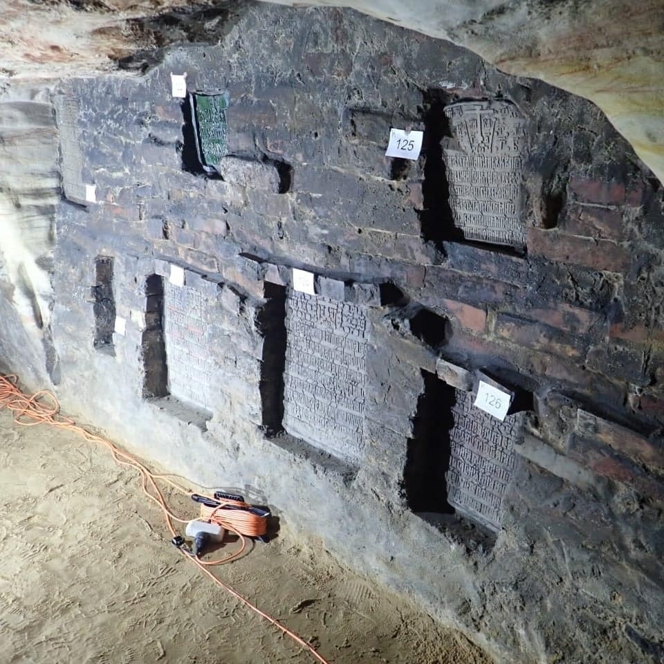 В ходе исследования пещер Псково-Печерского монастыря обнаружили около 400 керамид