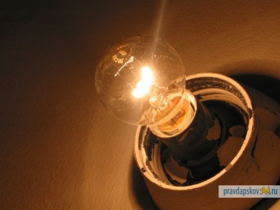 Более 130 населенных пунктов Псковской области остаются без электроснабжения