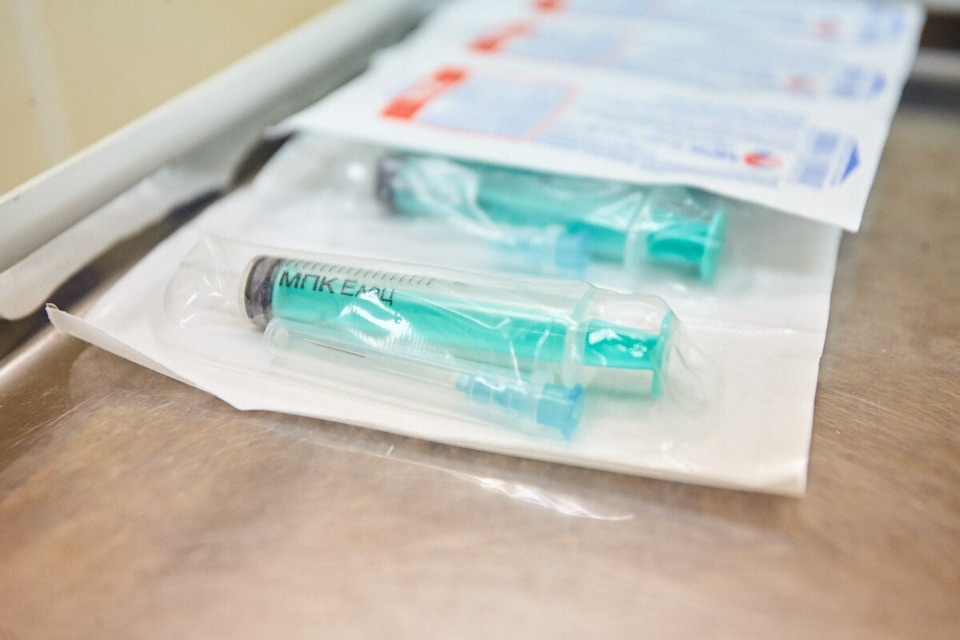 Псковичи могут сделать одновременную вакцинацию от ковида и гриппа