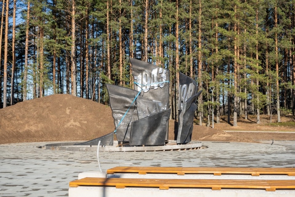 Монтаж монумента «Зарождение Знамени Победы» завершается в Идрице