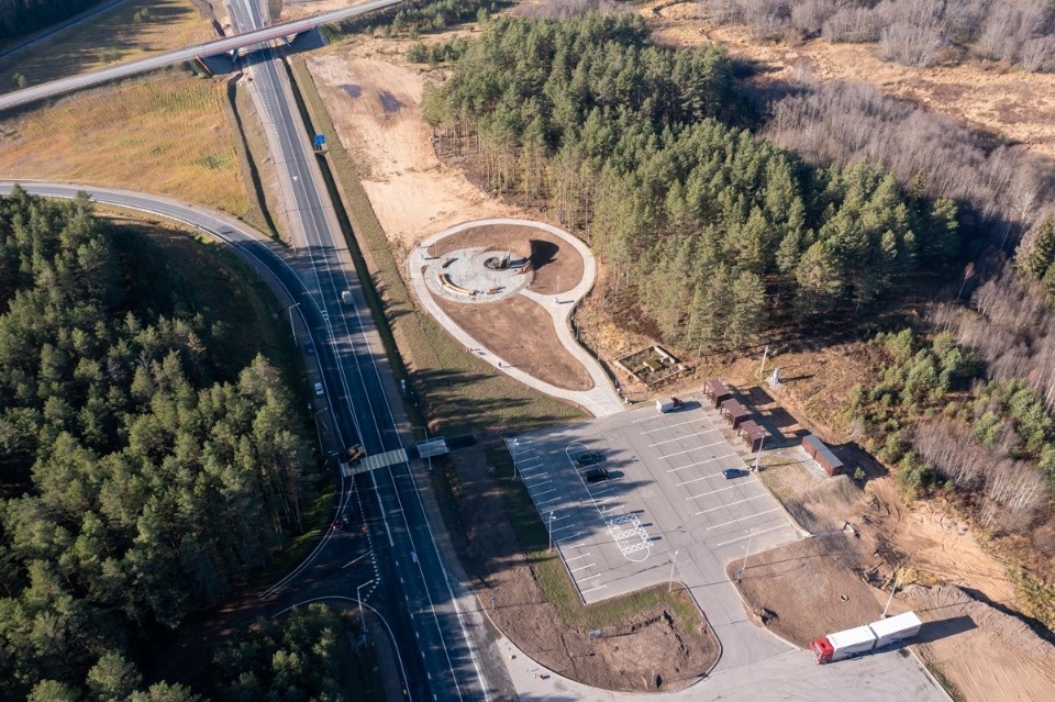 Монтаж монумента «Зарождение Знамени Победы» завершается в Идрице