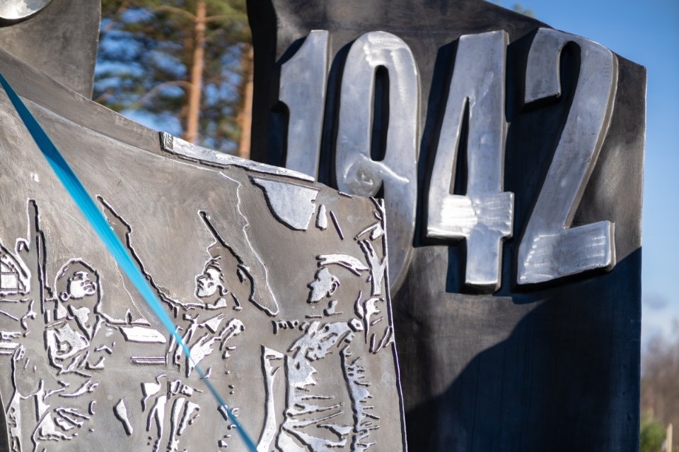 Монтаж монумента «Зарождение Знамени Победы» завершается в Идрице