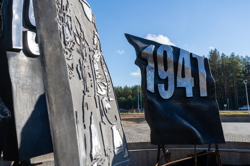 Монтаж монумента «Зарождение Знамени Победы» завершается в Идрице