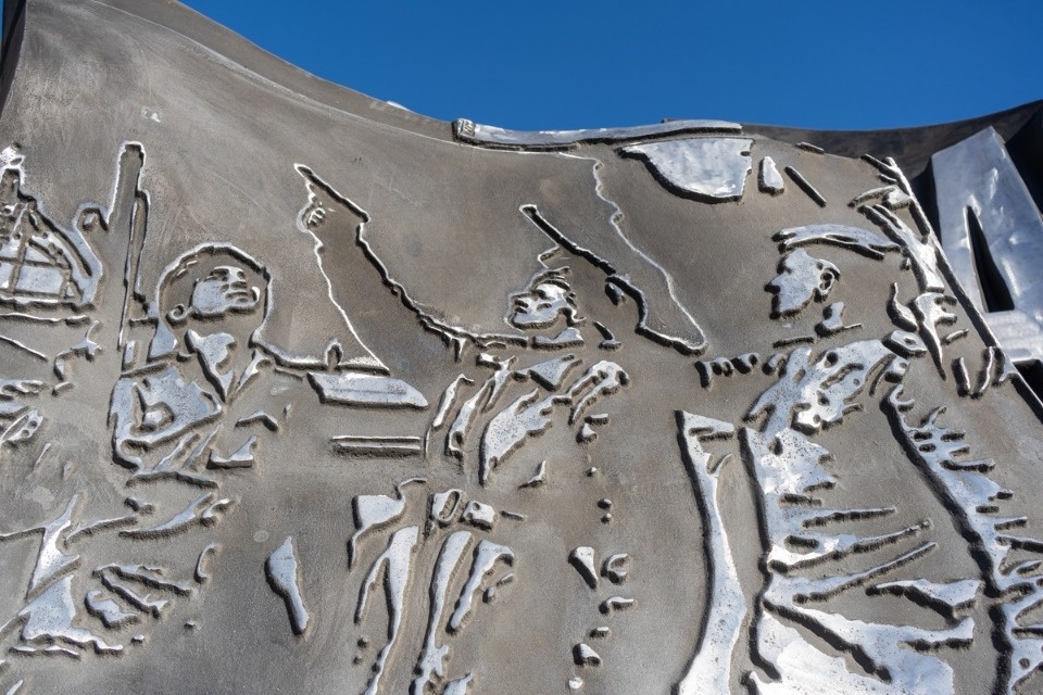 Монтаж монумента «Зарождение Знамени Победы» завершается в Идрице