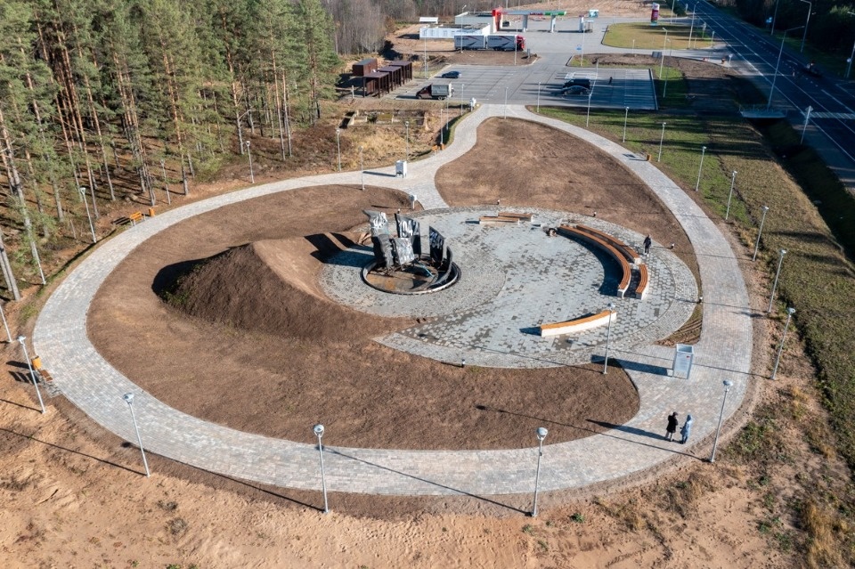 Монтаж монумента «Зарождение Знамени Победы» завершается в Идрице