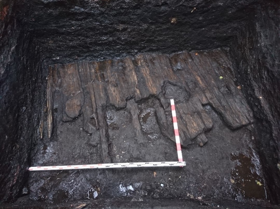 У псковского кинотеатра «Октябрь» археологи обнаружили древний уличный настил