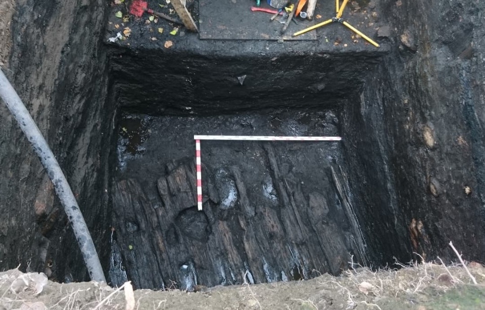 У псковского кинотеатра «Октябрь» археологи обнаружили древний уличный настил