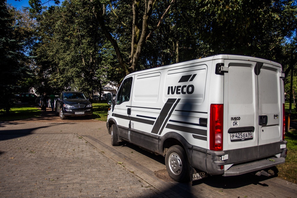 С начала года в Пскове составили порядка 550 протоколов за парковку на газонах