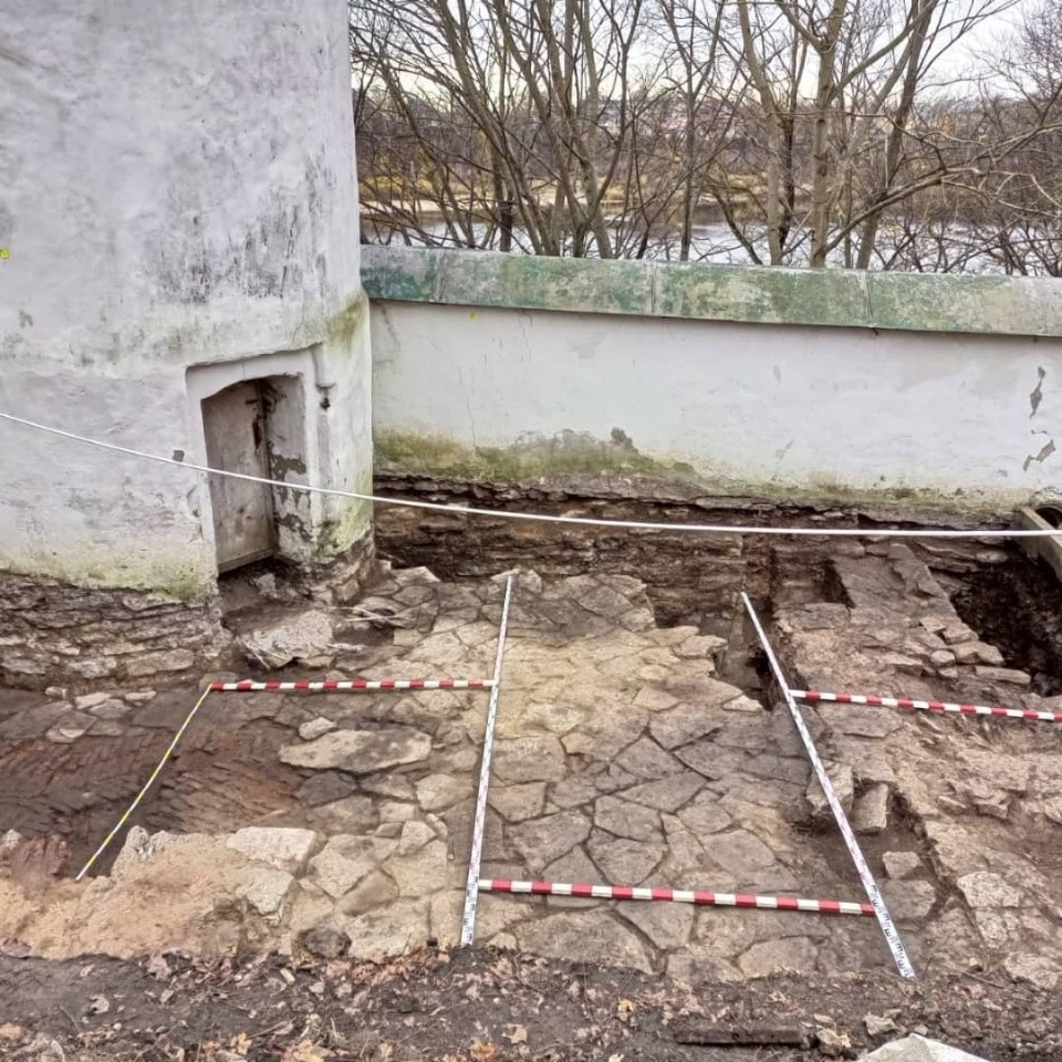 Хозяйственную постройку под башней Снетогорского монастыря нашли псковские археологи