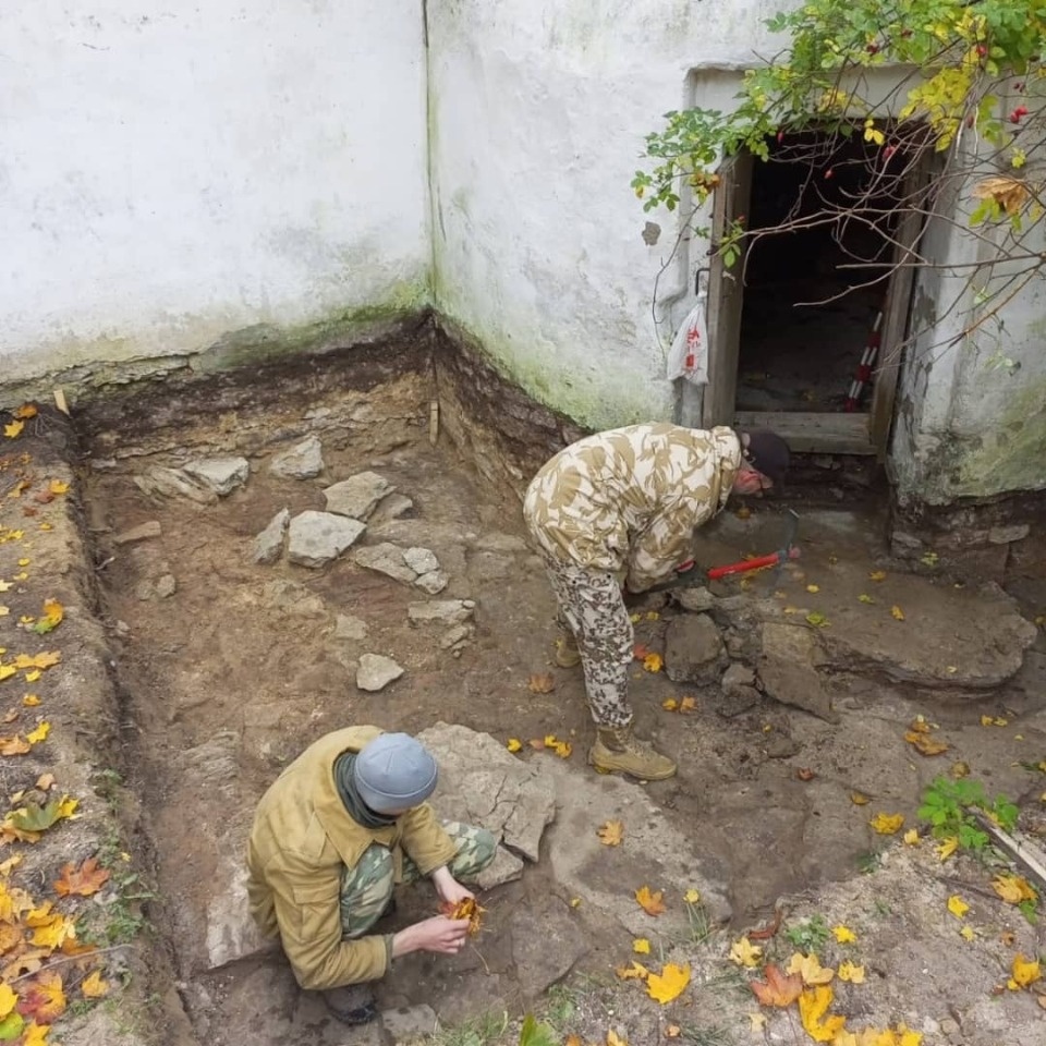 Хозяйственную постройку под башней Снетогорского монастыря нашли псковские археологи