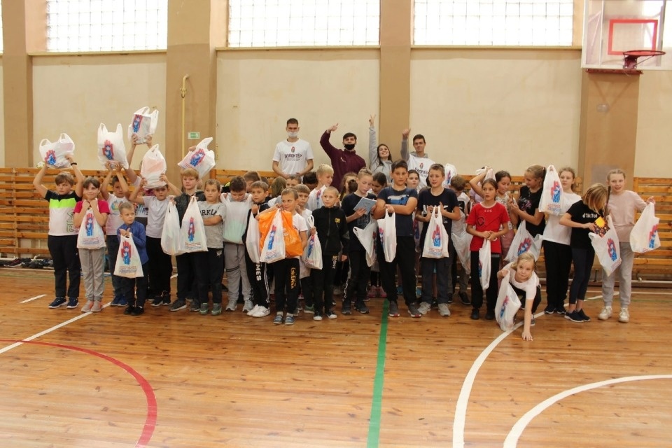 Около 4 тысяч детей из нуждающихся семей получили экстренную соцподдержку от псковского Детского фонда за девять месяцев