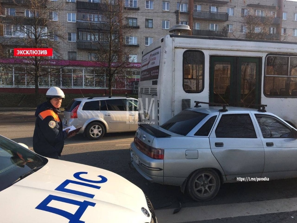 В Пскове легковой автомобиль столкнулся с рейсовым автобусом В Пскове легковой автомобиль столкнулся с рейсовым автобусом