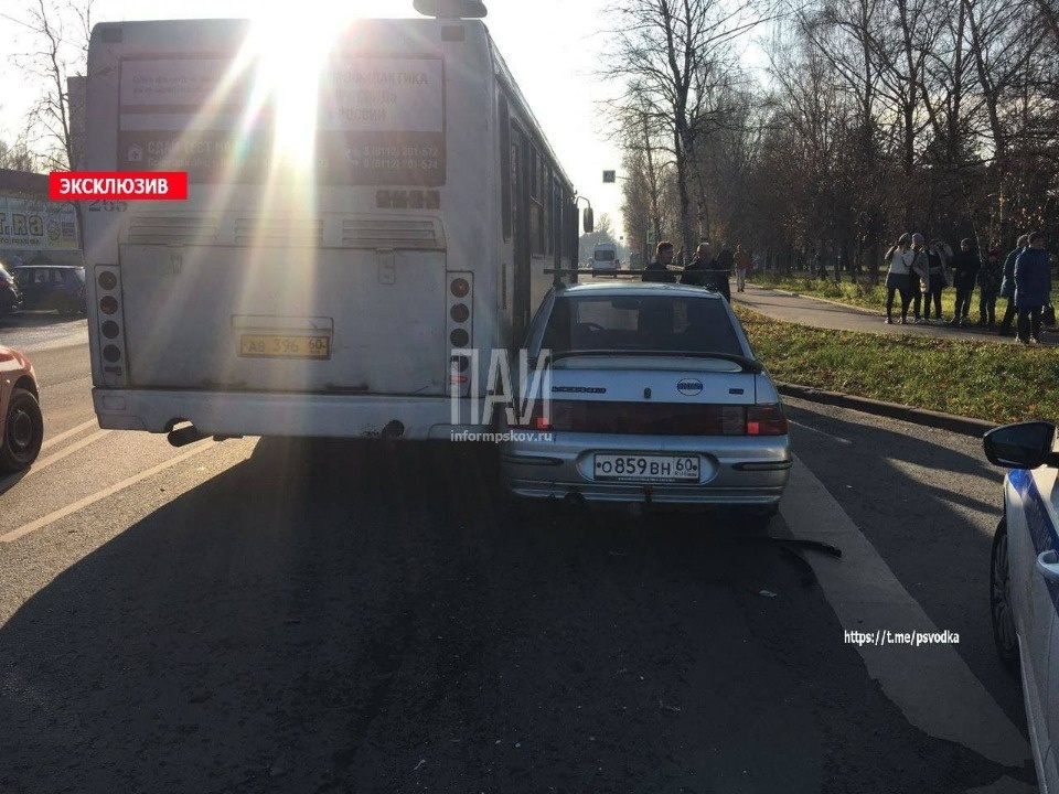 В Пскове легковой автомобиль столкнулся с рейсовым автобусом В Пскове легковой автомобиль столкнулся с рейсовым автобусом