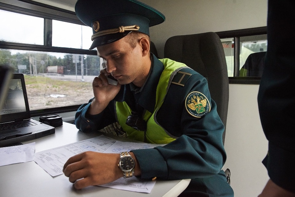 Немаркированные алкоголь и сигареты обнаружили псковские таможенники в одном из печорских магазинов Немаркированные алкоголь и сигареты обнаружили псковские таможенники в одном из печорских магазинов