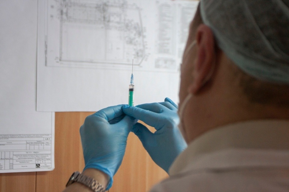 Более 1,8 тысяч человек привились первым компонентом вакцины в Псковской области за 3 ноября