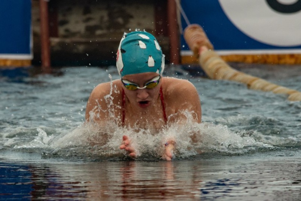 Два мировых рекорда по зимнему плаванию побила великолучанка Алена Савунова