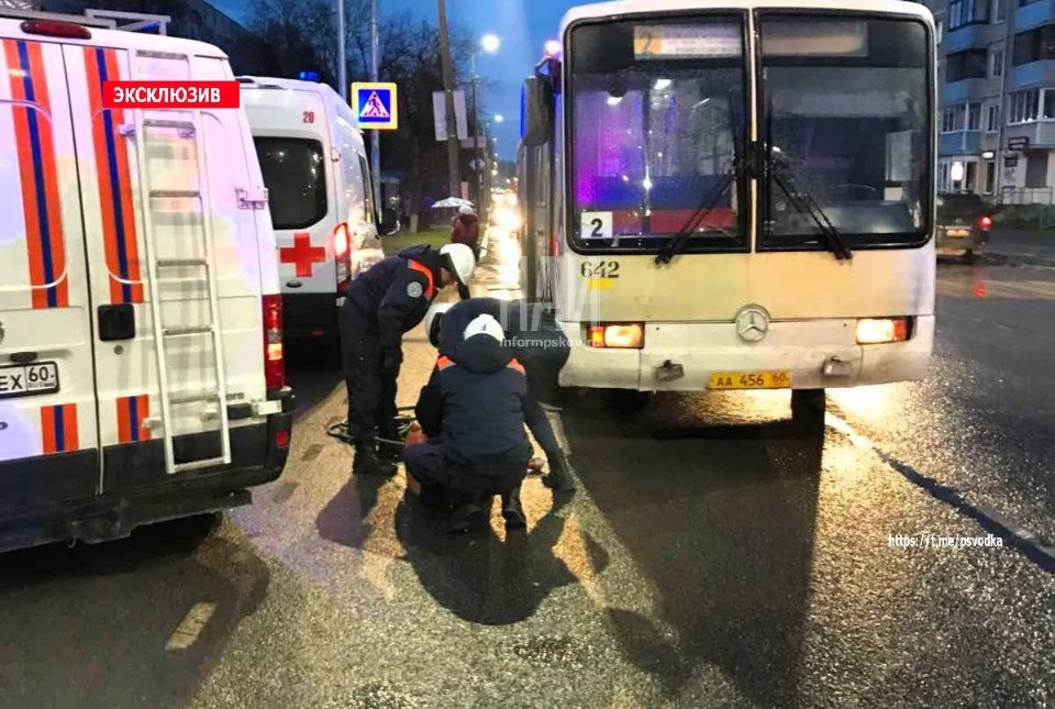 В Пскове женщина погибла под колесами рейсового автобуса