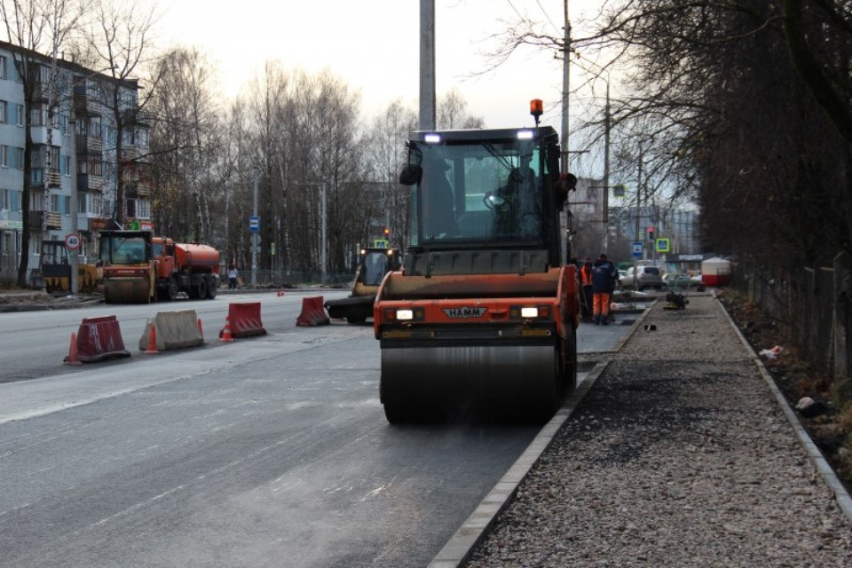 С опережением графика ведутся дорожные работы на улице Коммунальной в Пскове