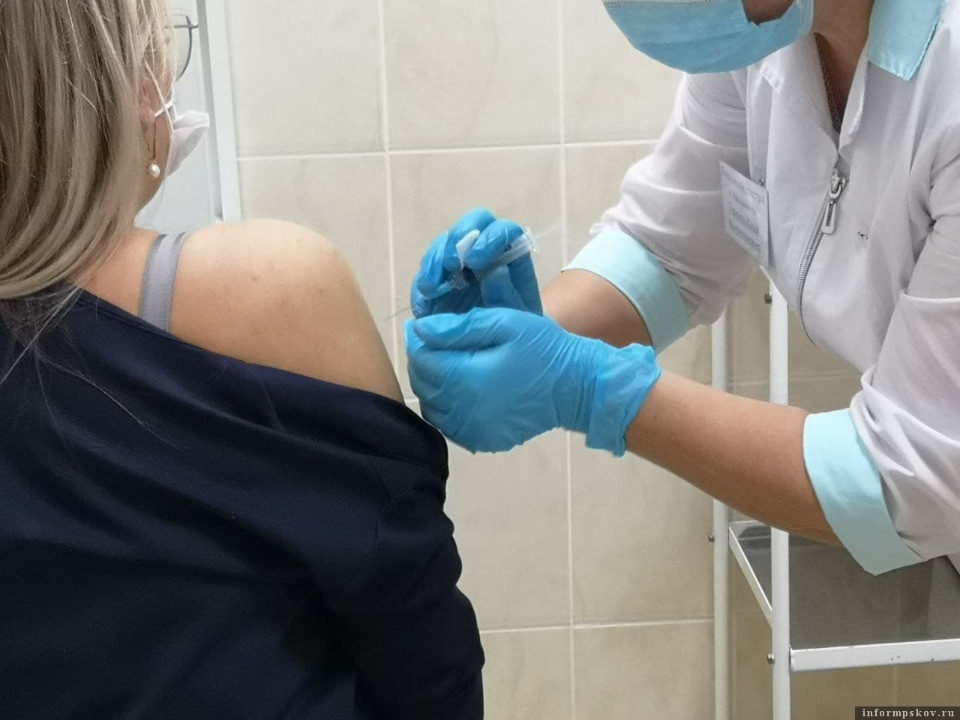 На 33-й неделе беременности вакцинировалась от ковида псковский врач-реаниматолог 