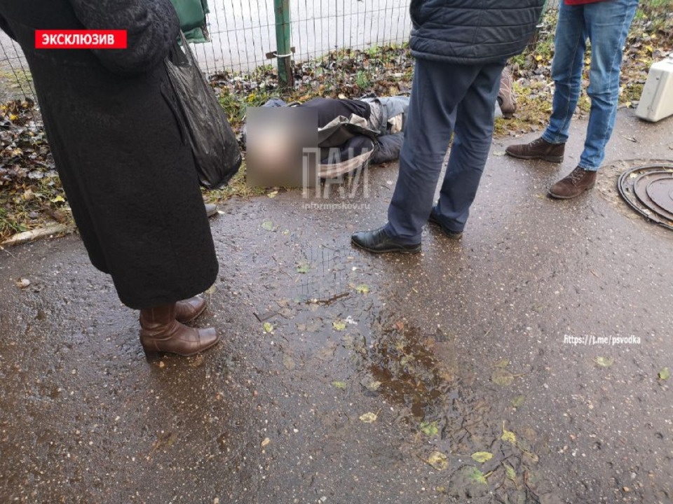 В Пскове у стадиона «747» обнаружили тело мужчины В Пскове у стадиона «747» обнаружили тело мужчины