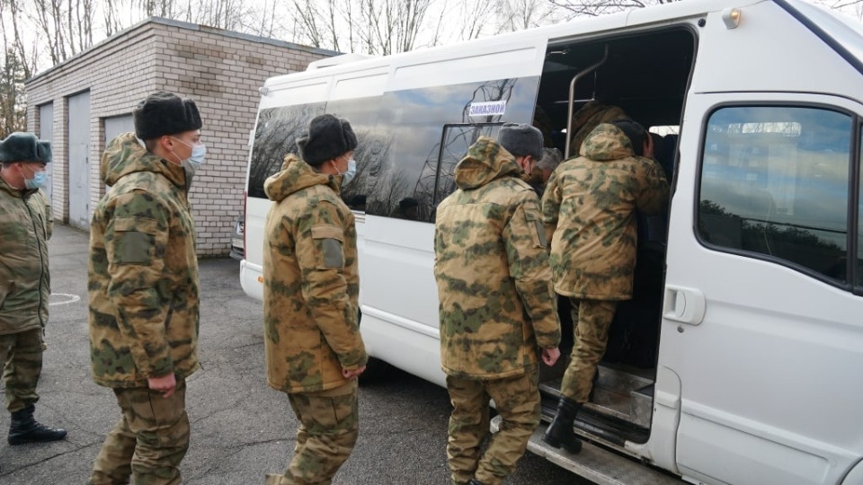 На службу в Росгвардию направлены 14 призывников из Псковской области