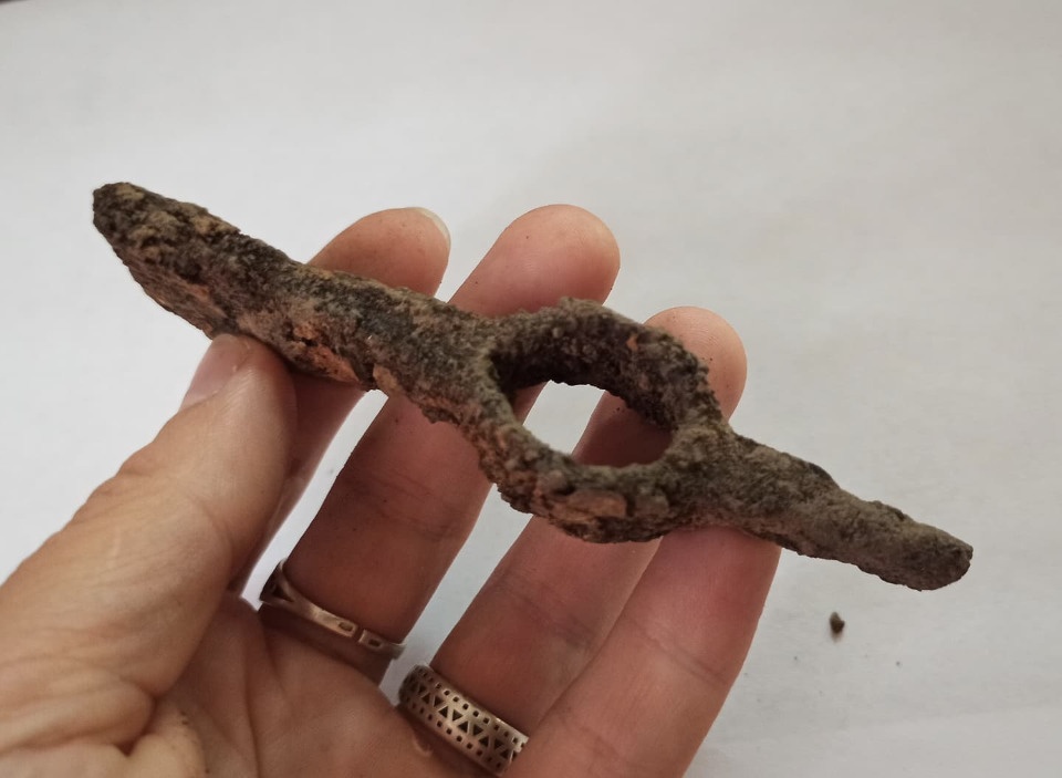 Псковские археологи обнаружили миниатюрный железный топорик