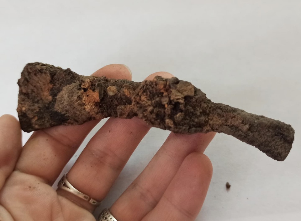 Псковские археологи обнаружили миниатюрный железный топорик