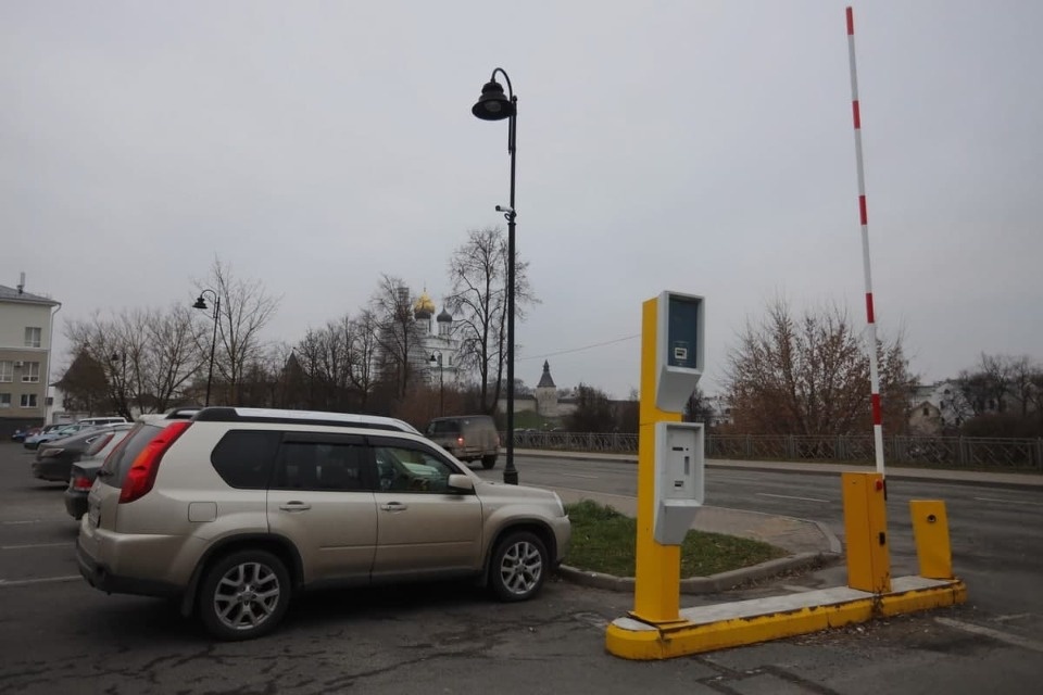 Парковка за Центром семьи в Пскове может стать платной