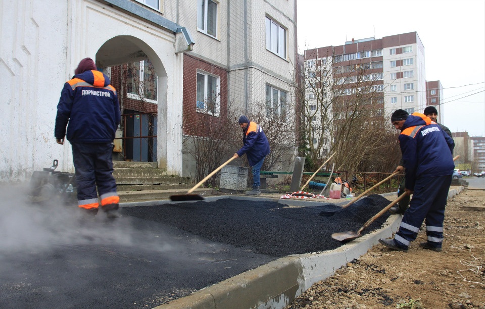 В Пскове ведется благоустройство еще пяти дворов