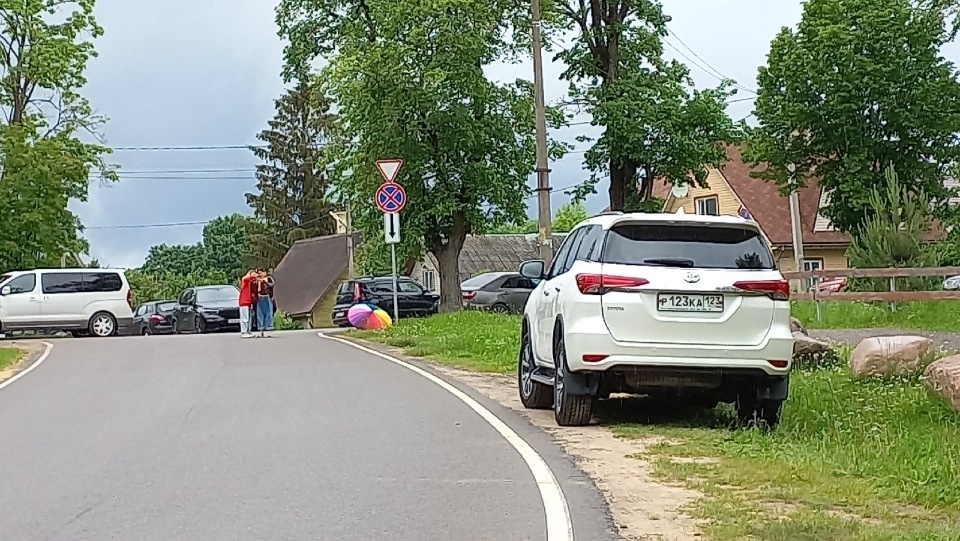В Печорах намерены запретить парковку на улицах возле монастыря