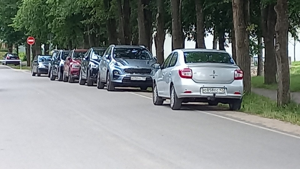 В Печорах намерены запретить парковку на улицах возле монастыря