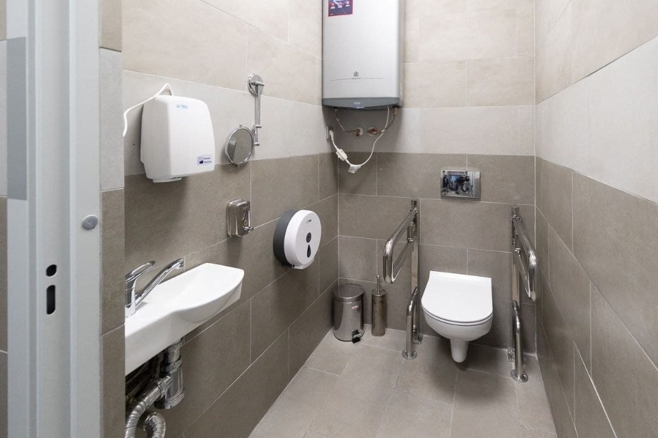 Ремонт мест общественного пользования завершился в здании псковского аэропорта