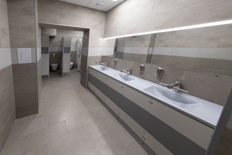 Ремонт мест общественного пользования завершился в здании псковского аэропорта