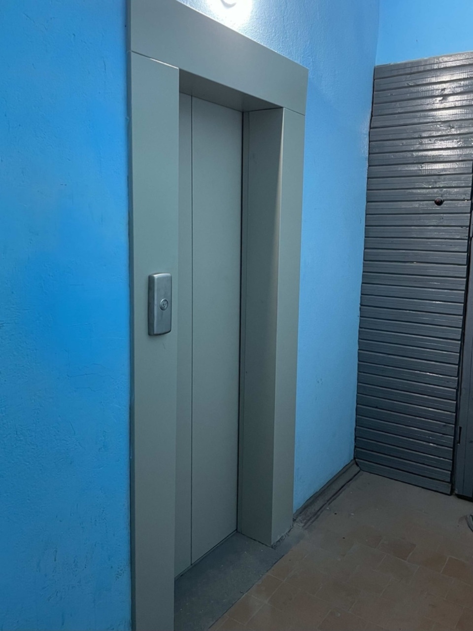 Восемь лифтов заменили в двух домах Пскова