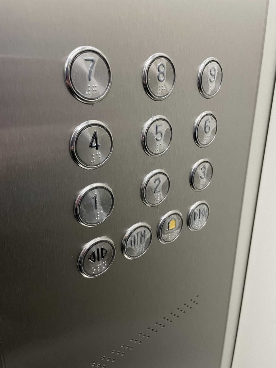 Восемь лифтов заменили в двух домах Пскова