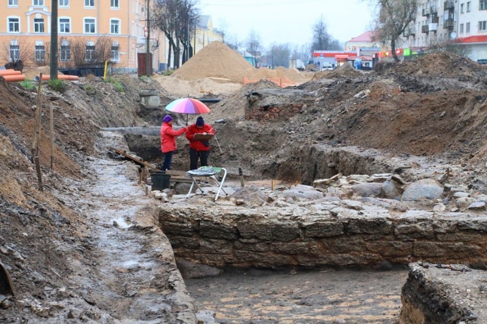 Участок дороги по Советской набережной за Шведской горкой отремонтируют в Пскове