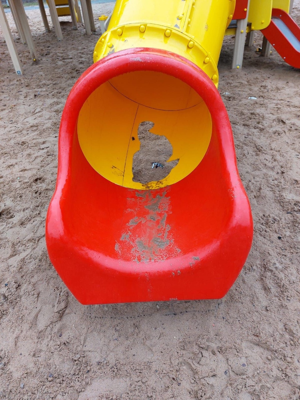 Неизвестные испортили детский игровой комплекс на улице Звездной в Пскове