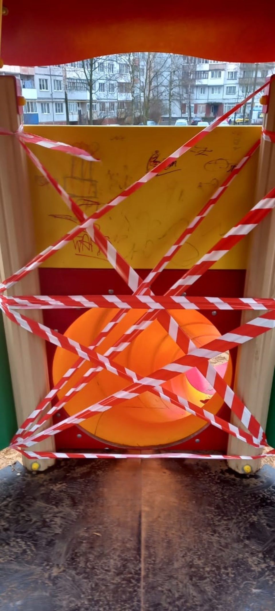 Неизвестные испортили детский игровой комплекс на улице Звездной в Пскове