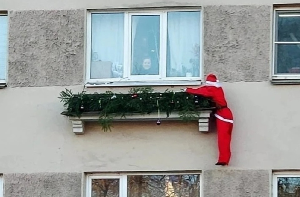 Автор инсталляции с Дедом Морозом на фасаде дома в центре Пскове рассказала, что готовит к этому Новому году