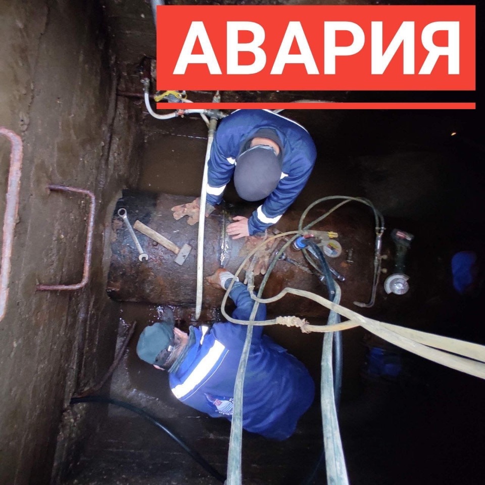 Горводоканал устраняет аварию на улице Юбилейной в Пскове