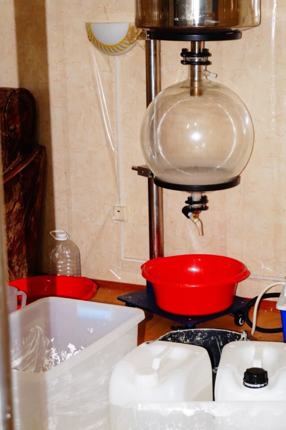 Полицейские выявили нарколабораторию в Псковской области и задержали открывшего её петербуржца