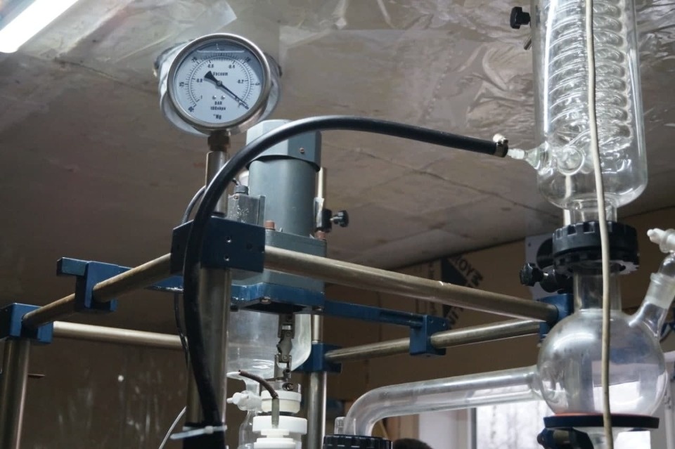 Полицейские выявили нарколабораторию в Псковской области и задержали открывшего её петербуржца