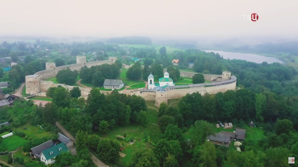 «Тишина и спокойствие на лоне природы»: вышел новый выпуск телепрограммы «Страна чудес» об Изборске