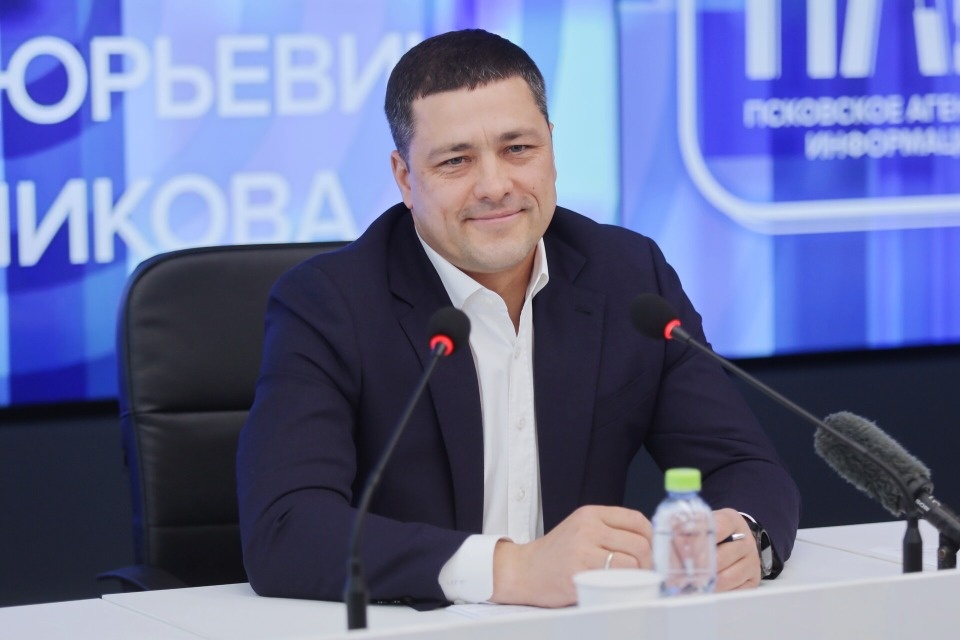 Губернатор Псковской области поздравил матерей с международным праздником