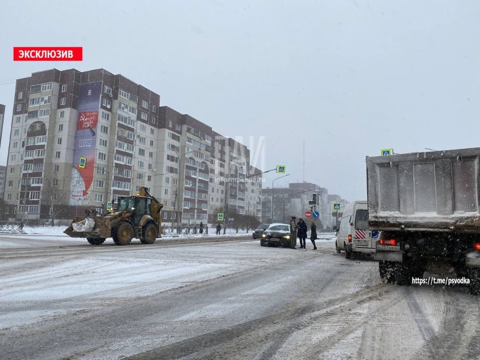 Движение автотранспорта затруднено на Рижском проспекте в Пскове Движение автотранспорта затруднено на Рижском проспекте в Пскове