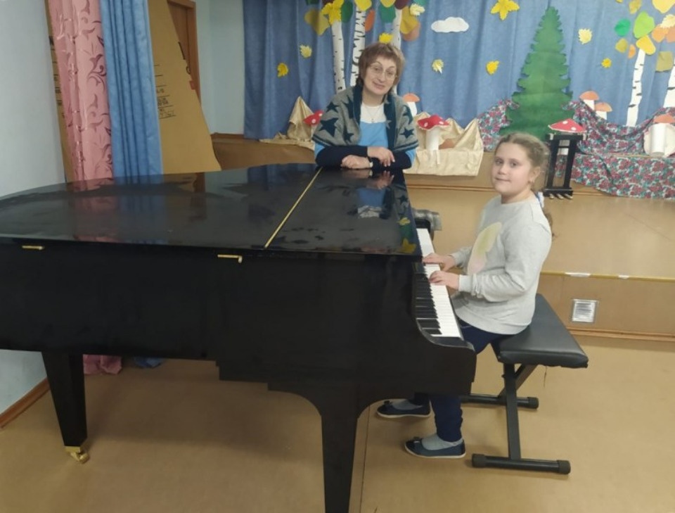 Почти миллион рублей потратили на покупку нового рояля для Детской школы искусств в Порхове