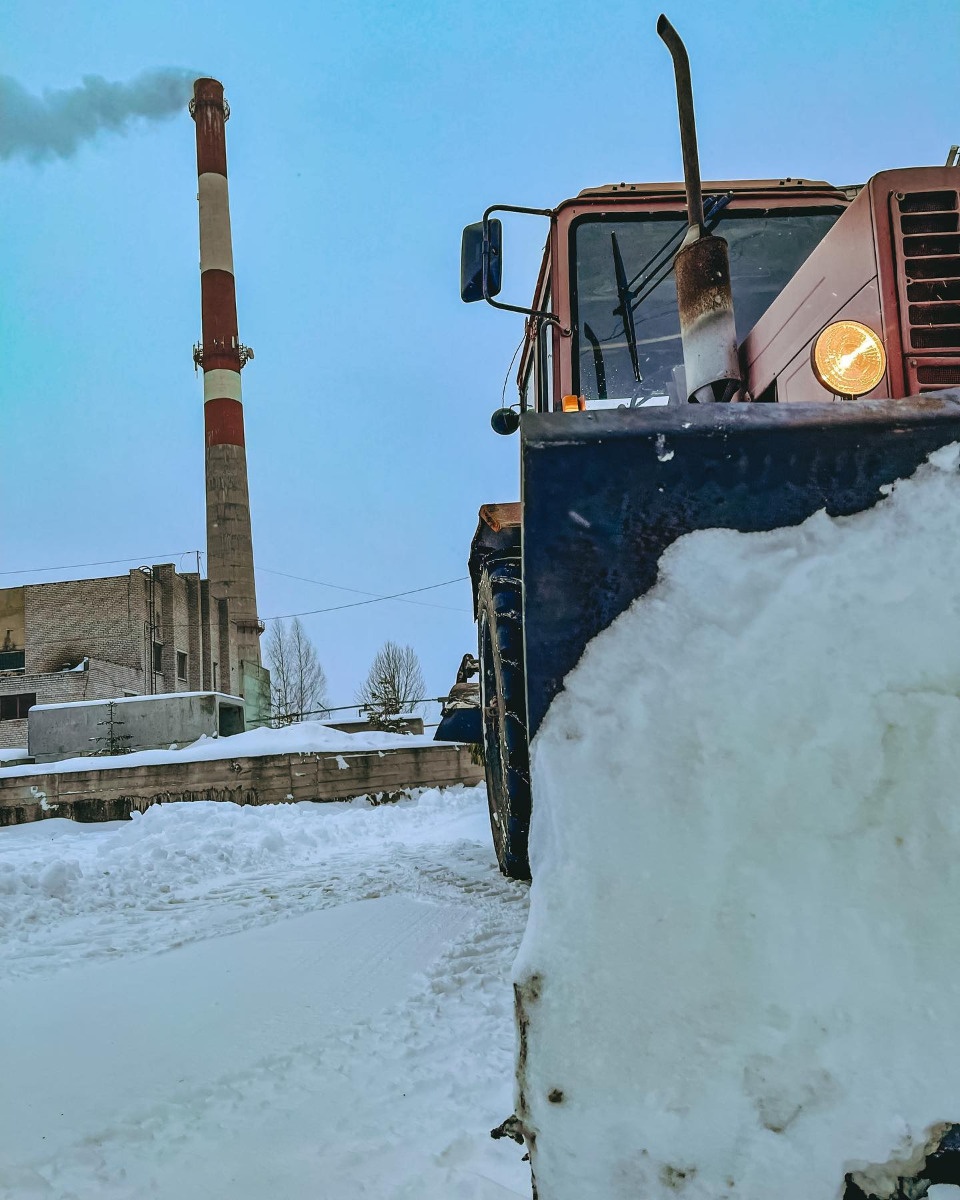 Спецтехника псковских теплосетей принимает участие в уборке снега Спецтехника псковских теплосетей принимает участие в уборке снега