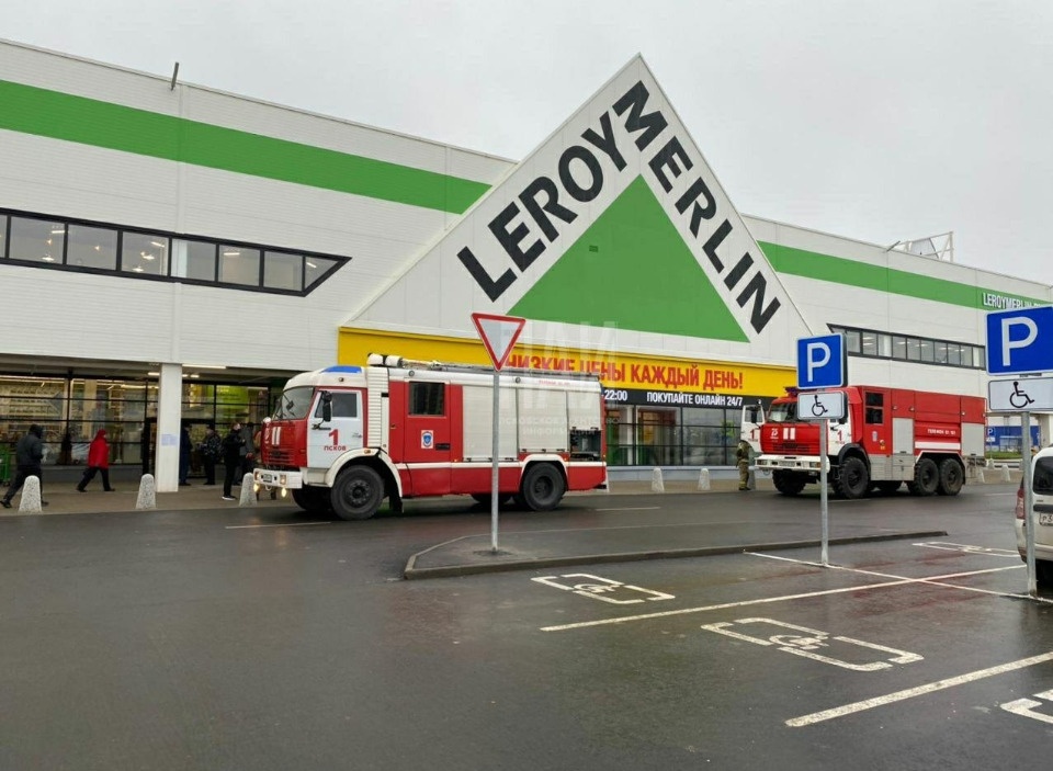В Пскове из строительного магазина эвакуировали 250 человек