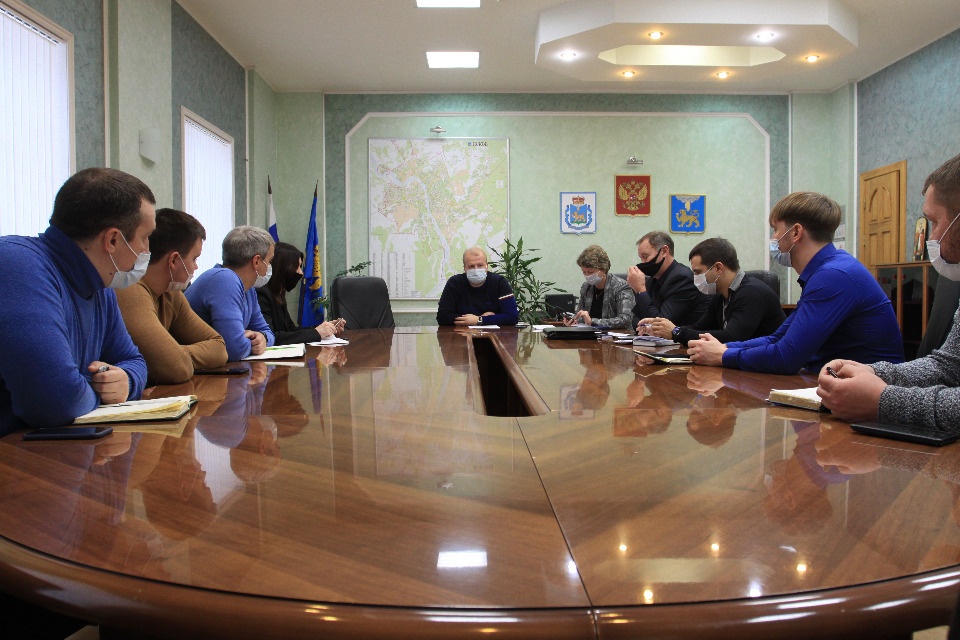 Примерно 80 рабочих и 50 единиц техники круглосуточно убирают от снега Псков