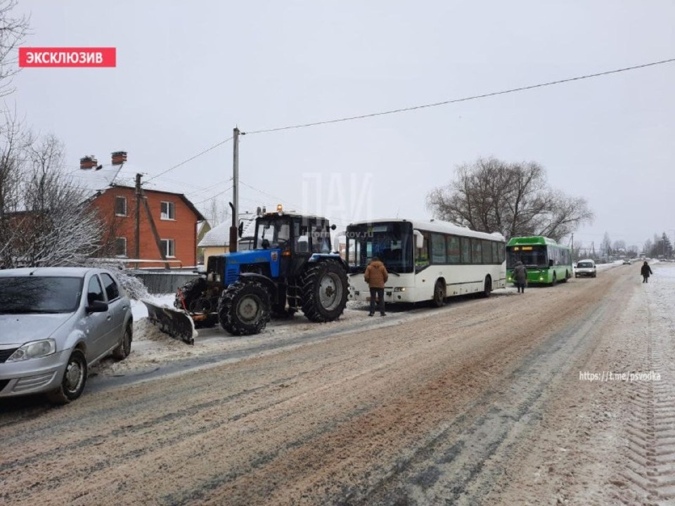 Трактор и автобус столкнулись в Псковском районе Трактор и автобус столкнулись в Псковском районе